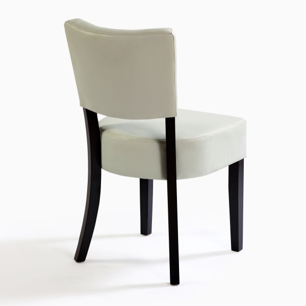 Silla blanca polipiel y patas de madera negras Foto: 9226b ok web (2)