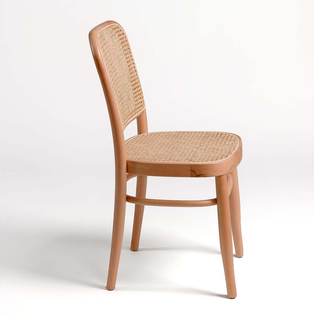 Silla de madera y asiento de ratán natural Foto: MONACO (2)