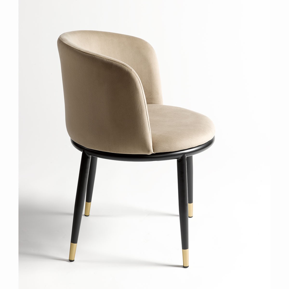 Silla de terciopelo beige con asiento redondo Foto: ALEA-B (4)