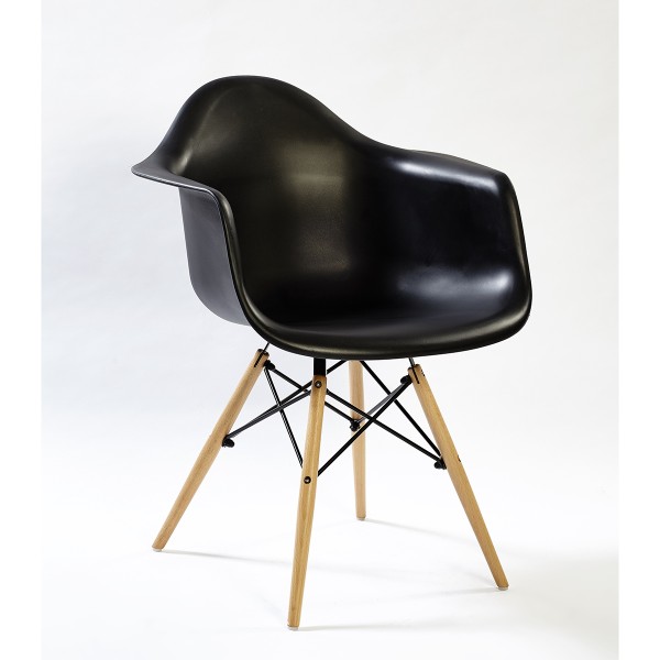 Sillón negro pata madera Foto: PC-018R-N