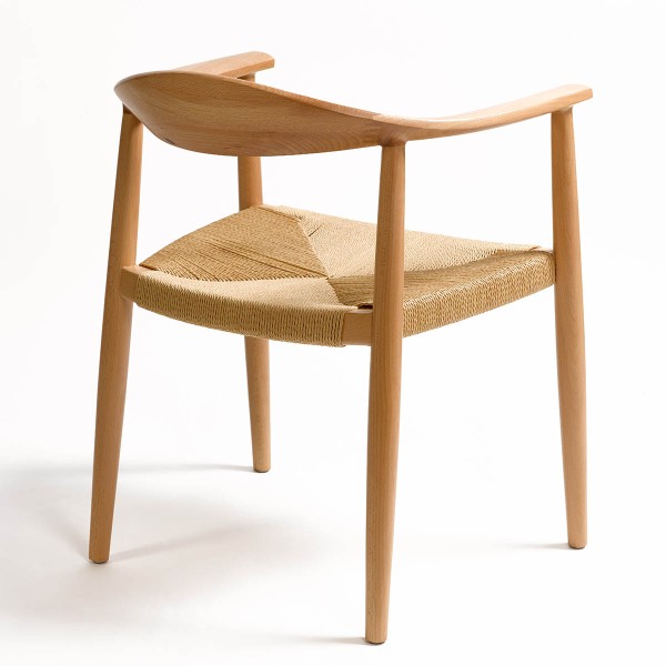 Silla de madera y cuerda natural con reposabrazos Foto: DOMINO (1) 2