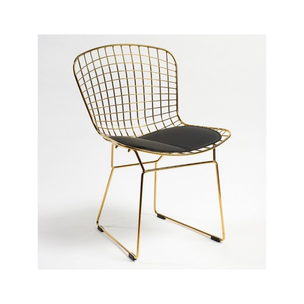 Silla de metal color dorado con cojín negro Foto: mc-020-o-silla-de-metal-color-oro-60x52x80