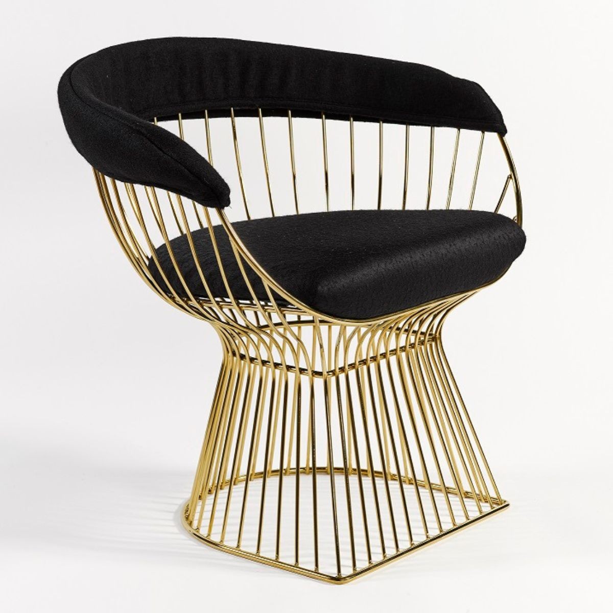 Sillón de metal color oro con asiento y respaldo negro