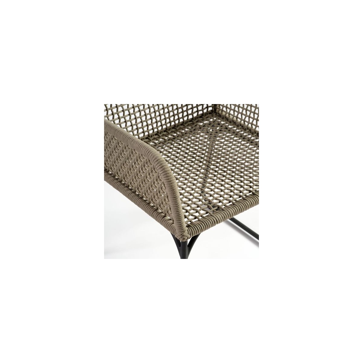 Silla para exterior de cuerda y metal color cemento Foto: ROSANA-C-sillon-cuerda-y-metal-gris-oscuro-detalle (4)