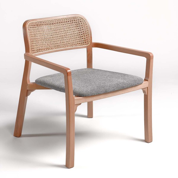 Butaca de madera natural, asiento tapizado y rejilla Foto: AITANA (1)