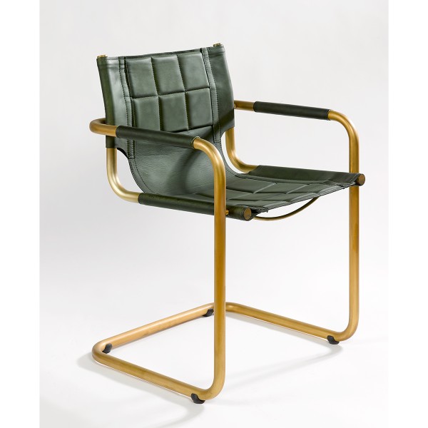 Silla con brazos de acero dorado y piel de búfalo verde Foto: GIANNI (2)