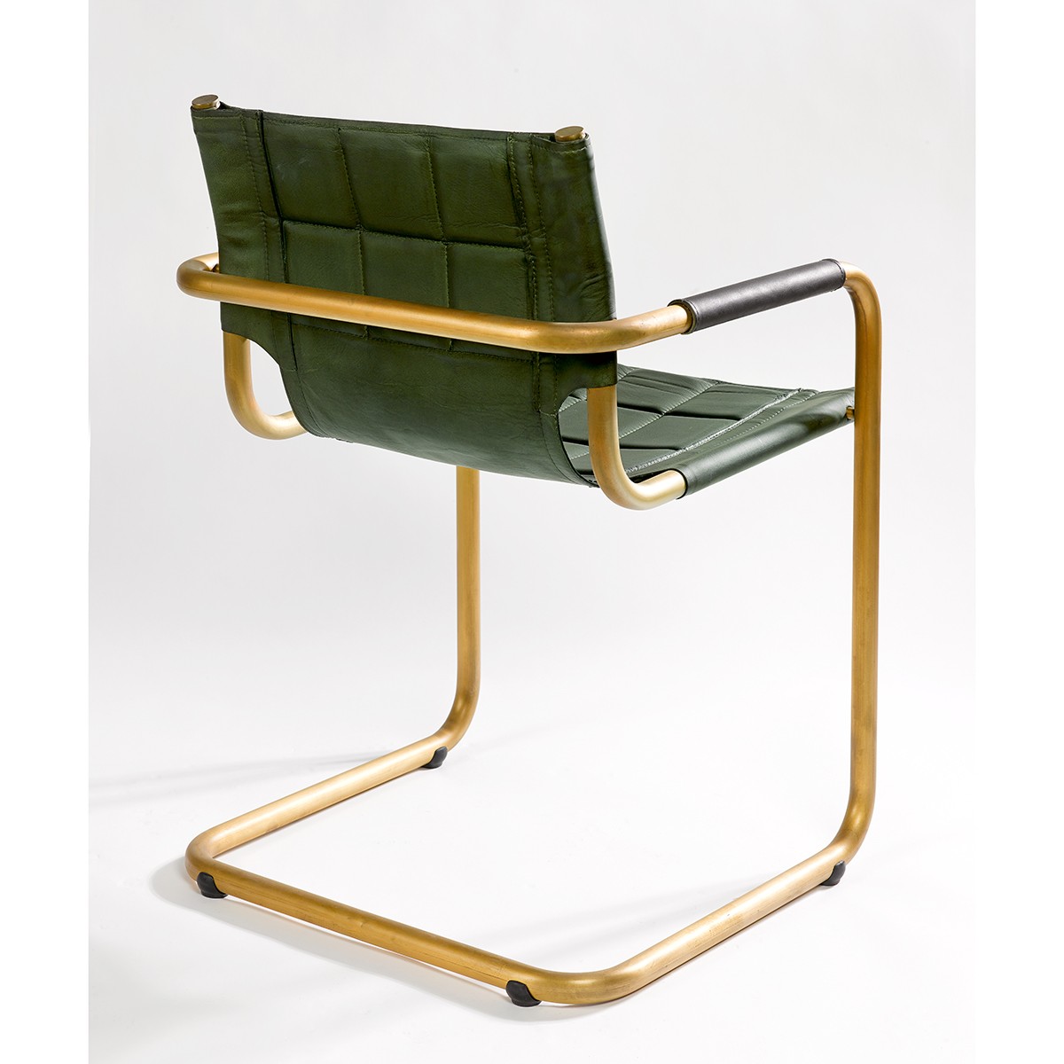 Silla con brazos de acero dorado y piel de búfalo verde Foto: GIANNI (4)