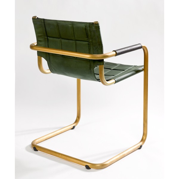 Silla con brazos de acero dorado y piel de búfalo verde Foto: GIANNI (4)