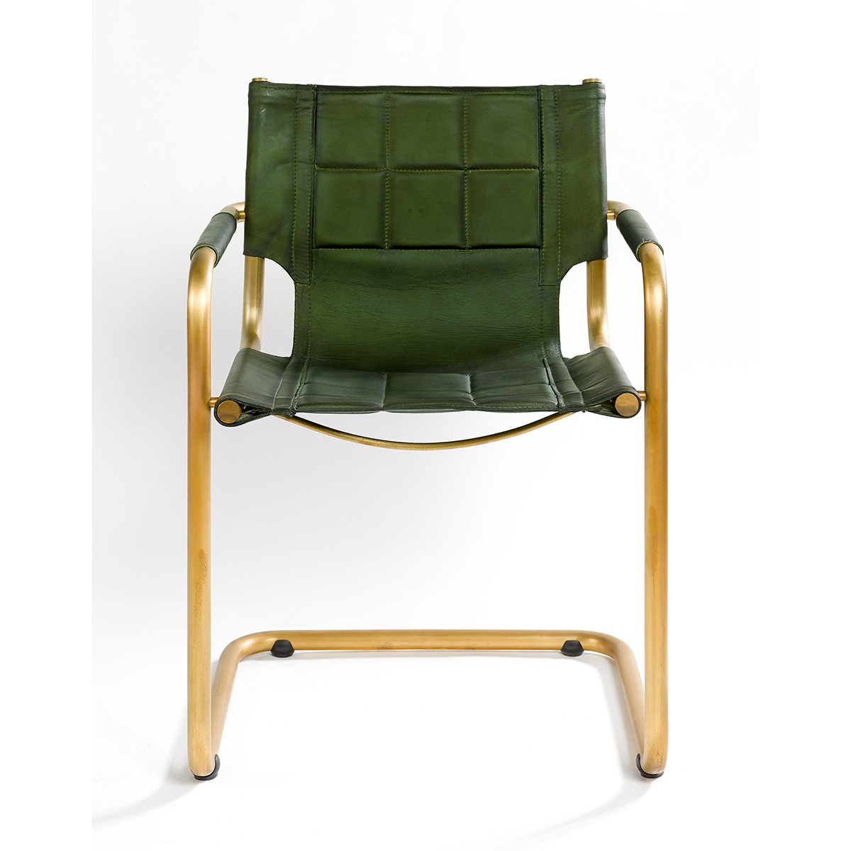 Silla con brazos de acero dorado y piel de búfalo verde Foto: GIANNI (1)