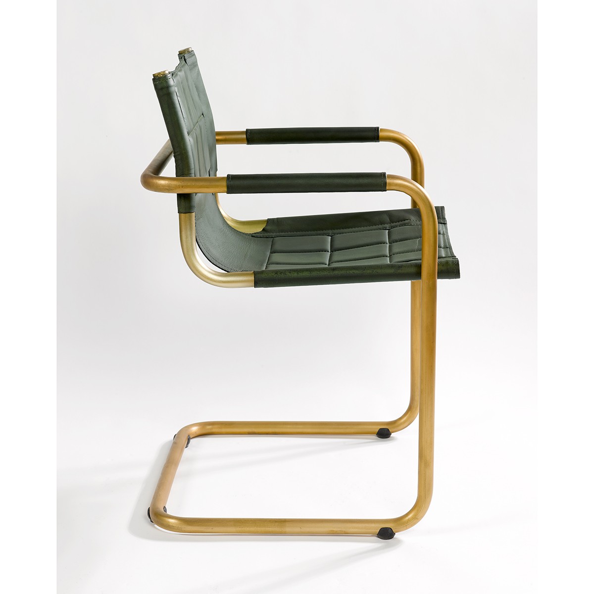 Silla con brazos de acero dorado y piel de búfalo verde Foto: GIANNI (3)