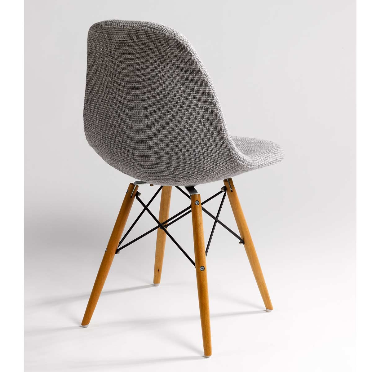 Silla tapizada gris Foto: 8056FB-silla-tapizada-en-gris-pata-madera
