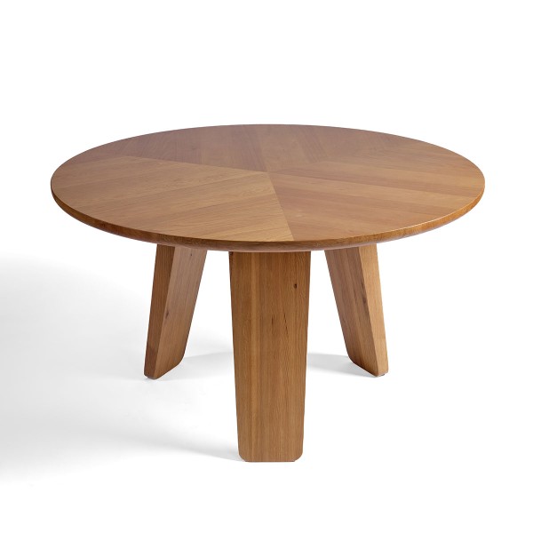 Mesa de comedor redonda acabada en roble claro con 3 patas Foto: HELSINKI-mesa-redonda-comedor-madera-natural-3-patas-tripode-24