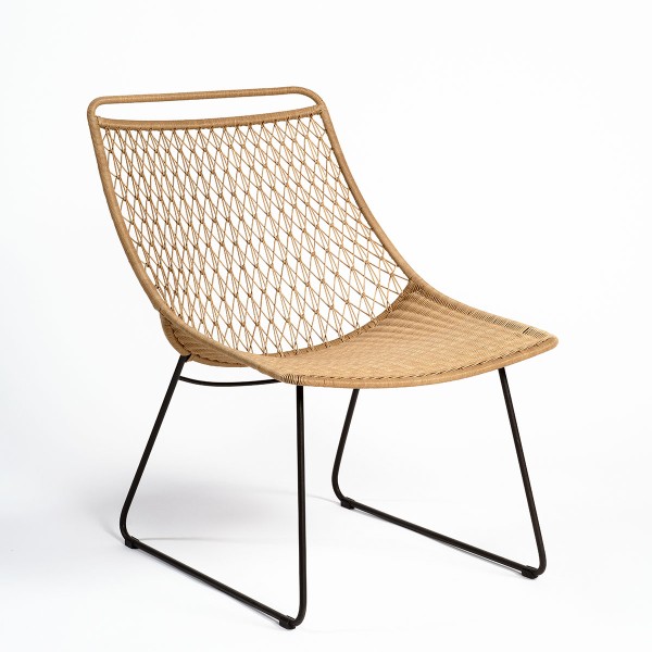 Silla para exterior resina color natural y pata metal Foto: KIMI-1-silla-exterior-resina-color-natural-pata-negra (3)