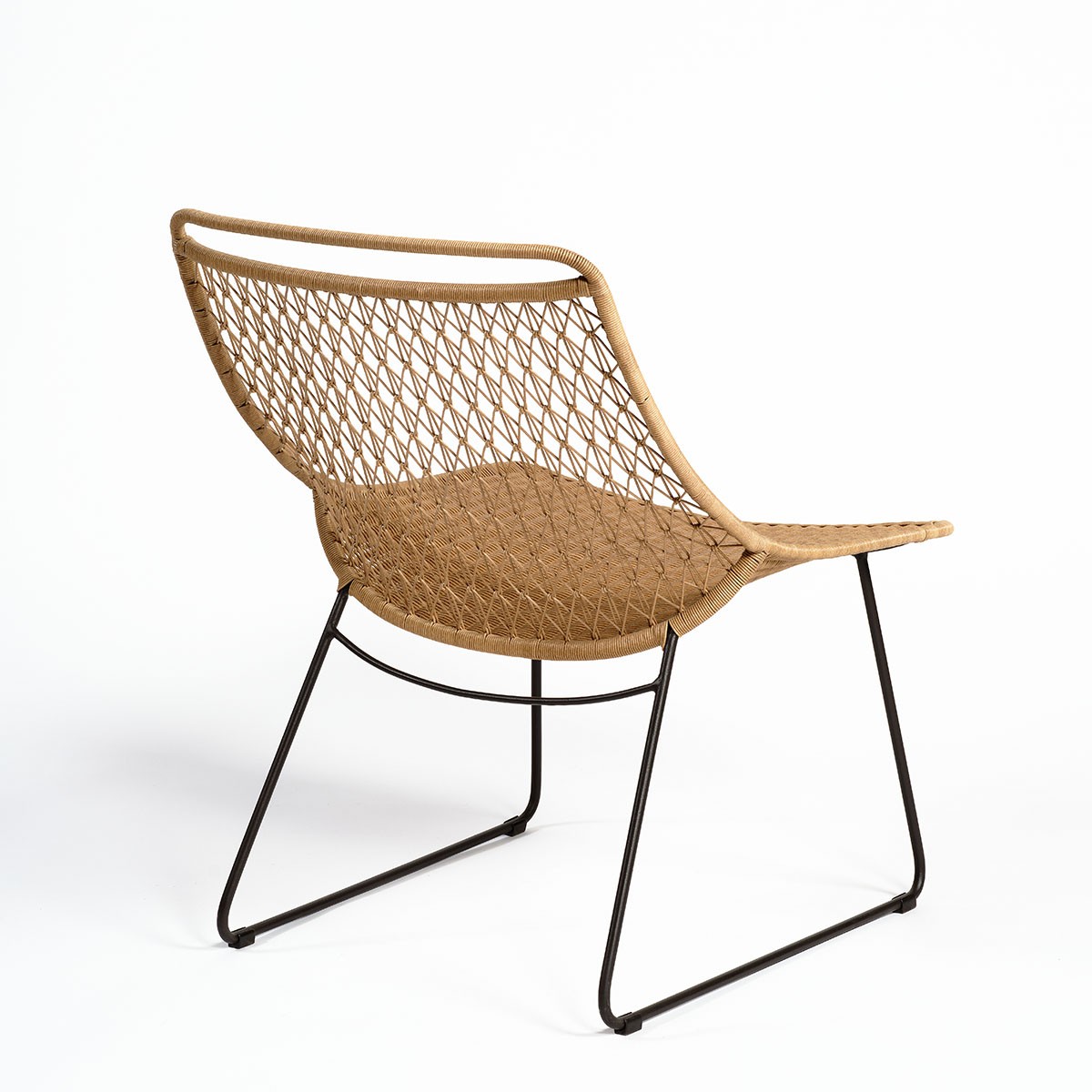 Silla para exterior resina color natural y pata metal Foto: KIMI-1-silla-exterior-resina-color-natural-pata-negra (1)