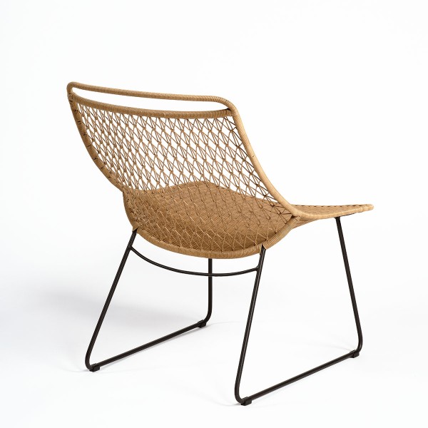 Silla para exterior resina color natural y pata metal Foto: KIMI-1-silla-exterior-resina-color-natural-pata-negra (1)