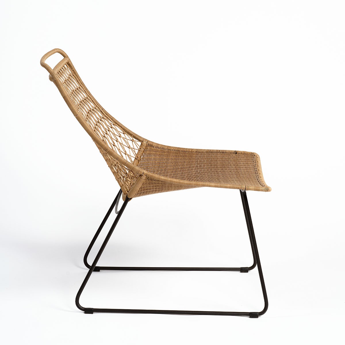 Silla para exterior resina color natural y pata metal Foto: KIMI-1-silla-exterior-resina-color-natural-pata-negra (4)