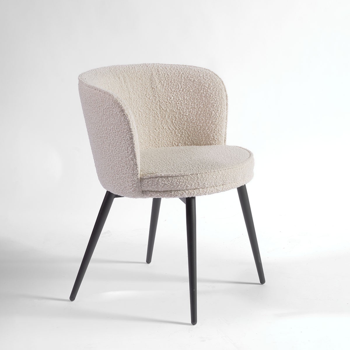 Silla tapizada redondeada arena y metal negro Foto: MUNICH-silla tapizada-arena-metal-negro--240308_crisal_373