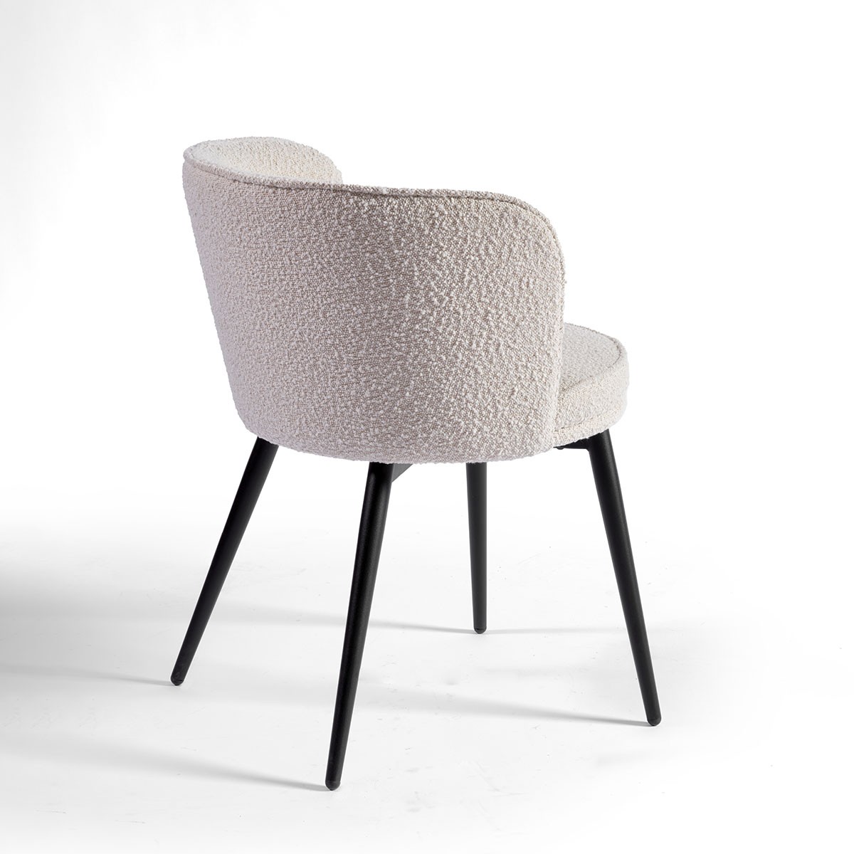 Silla tapizada redondeada arena y metal negro Foto: MUNICH-silla tapizada-arena-metal-negro--240308_crisal_378