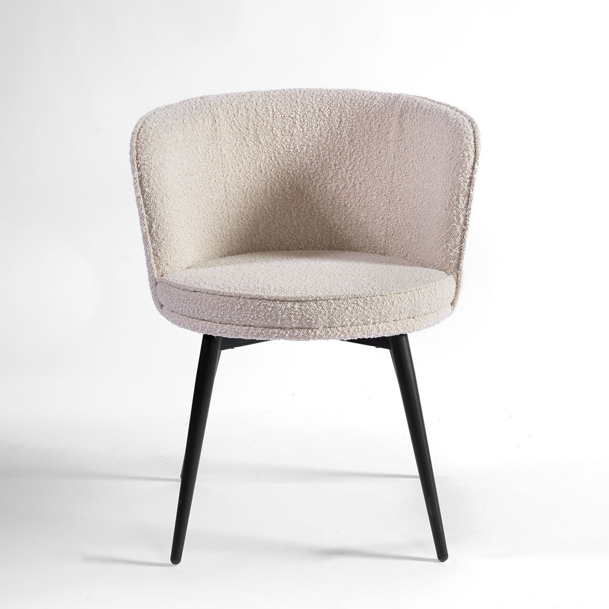 Silla tapizada redondeada arena y metal negro Foto: MUNICH-silla tapizada-arena-metal-negro-240308_crisal_370